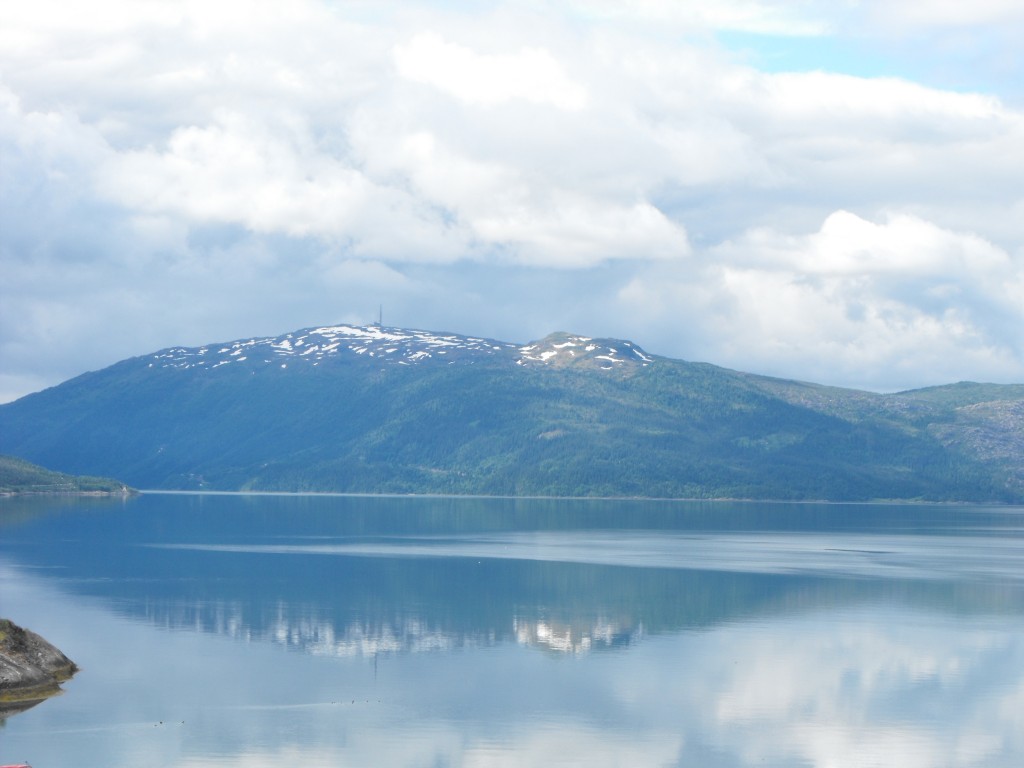 norvegia cielo e montagne riflesse